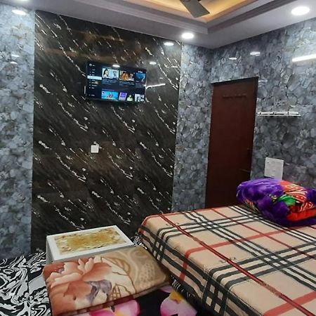 Aggarwal Luxury Room With Private Kitchen Washroom And Balcony Along With Fridge, Ac, Android Tv, Wifi In Main Lajpat Nagar Nowe Delhi Zewnętrze zdjęcie