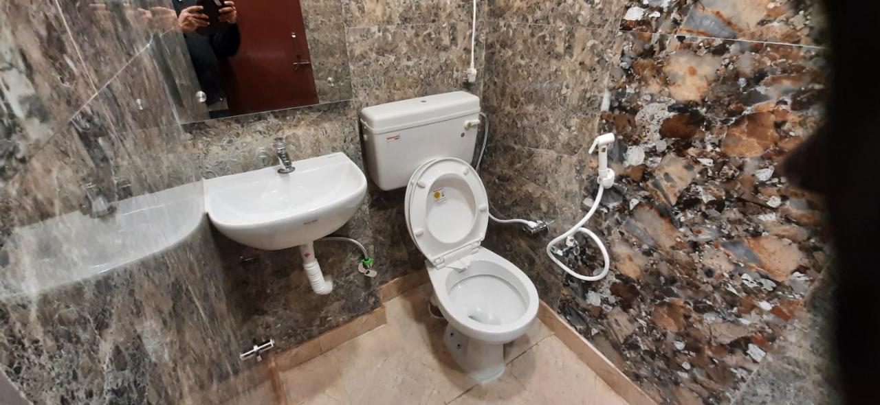 Aggarwal Luxury Room With Private Kitchen Washroom And Balcony Along With Fridge, Ac, Android Tv, Wifi In Main Lajpat Nagar Nowe Delhi Zewnętrze zdjęcie